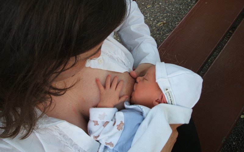 breastfeeding-g06c6f1098_1920