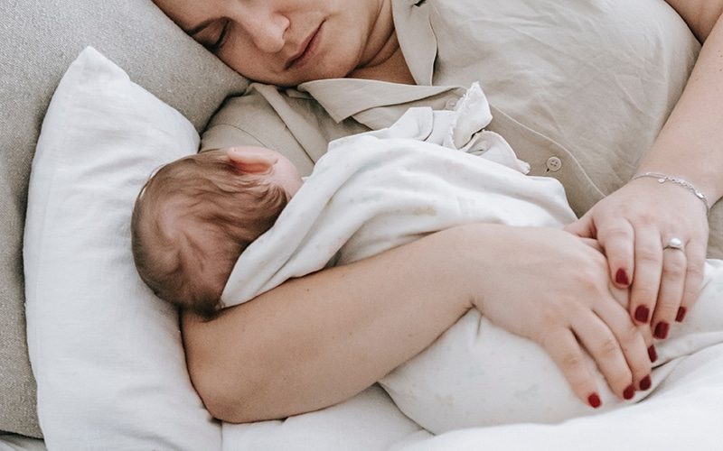 maman endormie avec bébé dans les bras